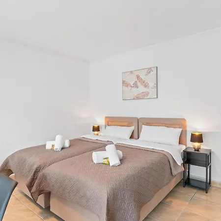 Krelax Baroque Living - 4 Bedrooms - 8 Guests - Balcony - Parking - Smart Tv - Near Train Station And Highway *
