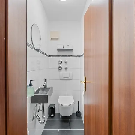 Krelax Baroque Living - 4 Bedrooms - 8 Guests - Balcony - Parking - Smart Tv - Near Train Station And Highway *