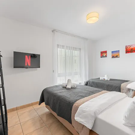 Apartment Krelax Baroque Living - 4 Bedrooms - 8 Guests - Balcony - Parking - Smart Tv - Near Train Station And Highway